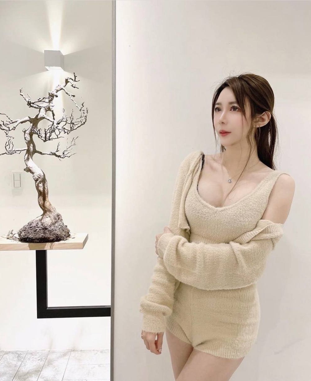 超美高颜值美女御姐被金主爸爸爆干[6P]
